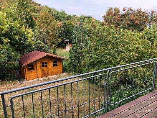 Blick vom Balkon zum Garten mit Gartenlaube