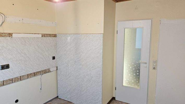 Küche mit Dekorglastür