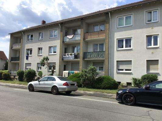 Ansicht der Wohnhäuser Ketteler Str. 6+8 von der Straße aus mit Balkonen