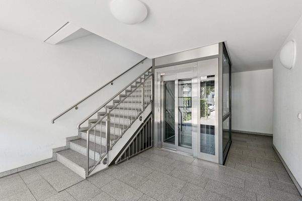 Treppenhaus und Fahrstuhl