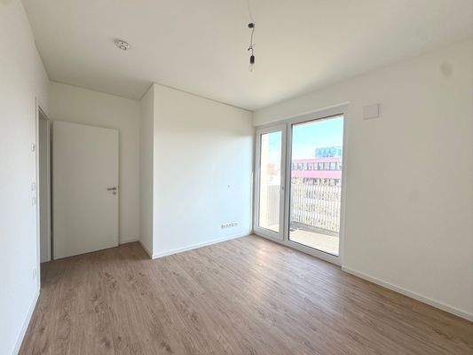 Helles Zimmer mit Balkon