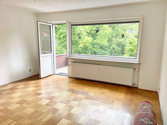 Wohnbereich mit Zugang zum Balkon