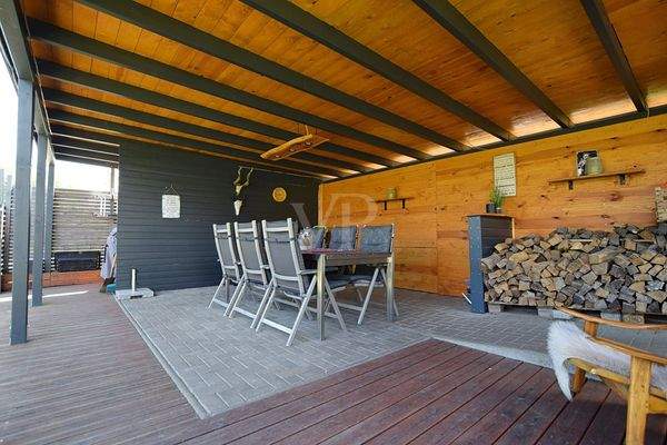 ÜBERDACHTE TERRASSE