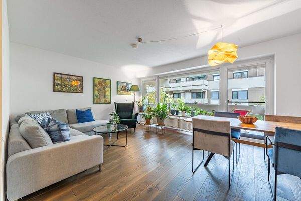 Großes und helles Wohnzimmer