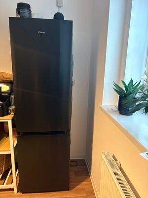 Kühl-Gefrierkombi der Mieterin