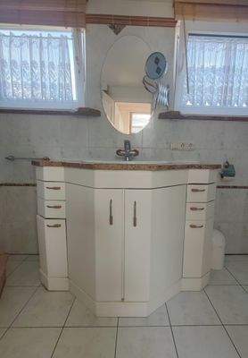 Badezimmer DG Waschbeckenunterschrank .jpg