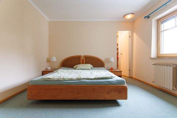 Schlafzimmer mit Schrankraum