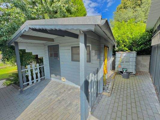 Gartenhütte neben den Garagen