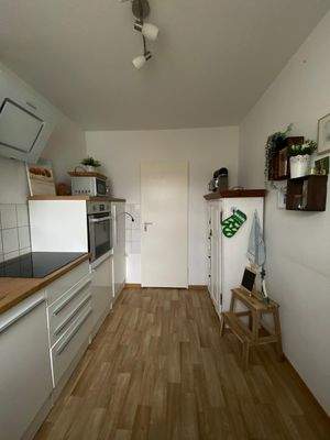 Küche mit weißen Wänden, PVC Boden in Holzoptik und mietereigenen Kücheneinrichtung.jpg