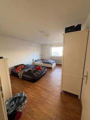 Zwei-Bett-Zimmer mit Fenster