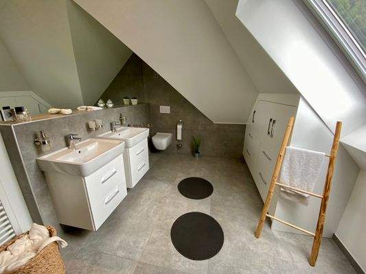 Dachgeschoss: Duschbad zwischen den Kinderzimmern.