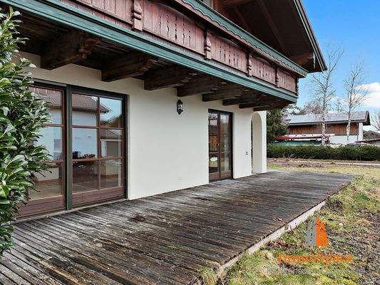 Blick auf die Terrasse des Zweifamilienhauses