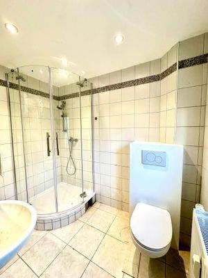 Bad mit Fenster und Waschmaschinenanschluss