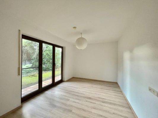 Durch die bodentiefen Fenster ist der Blick und Zugang in den eigenen Garten gegeben