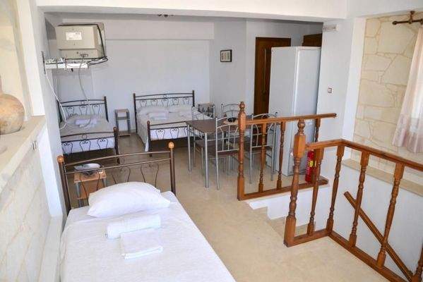 Kreta, Margarites: Renoviertes Steinhaus im Dorf zu verkaufen