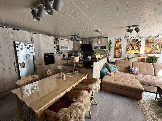 Wohn-Esszimmer mit offener Küche