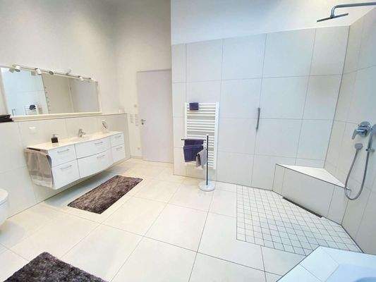 ... und Dusche und Badmöblierung.