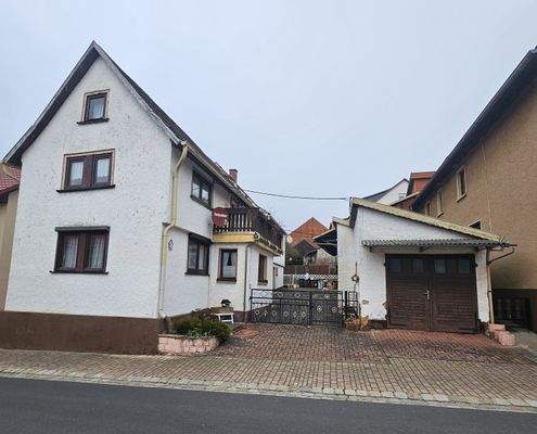 Haus, Garage und Hofeinfahrt