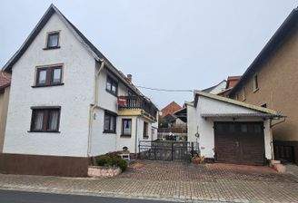 Haus, Garage und Hofeinfahrt