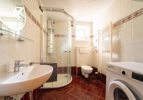Badezimmer mit Dusche EG