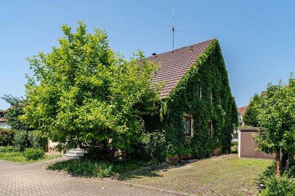 Seitenansicht mit Garage