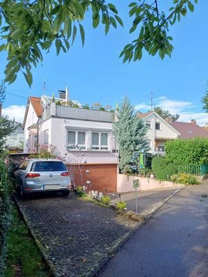 Hausansicht mit Garage und Stellplatz