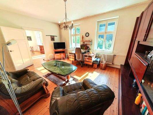 großes Wohnzimmer auf der Sonnenseite des Hauses