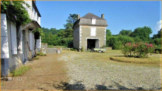 Nebengebäue und Hof