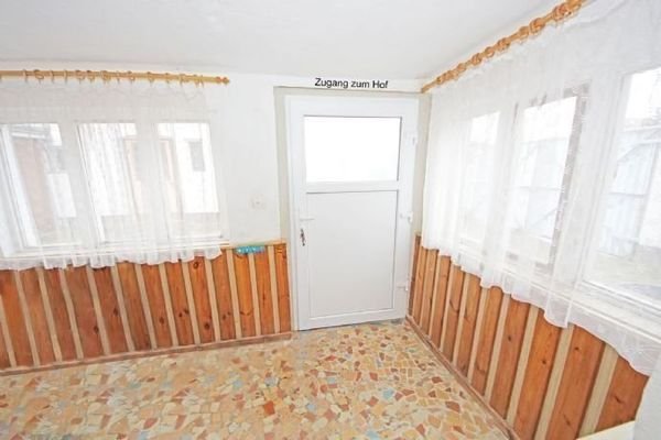 Windfang im EG mit Ausgang zum Hof 
