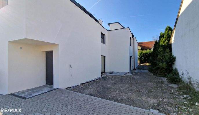 Haus 2 Parkplatz und Garten hinten