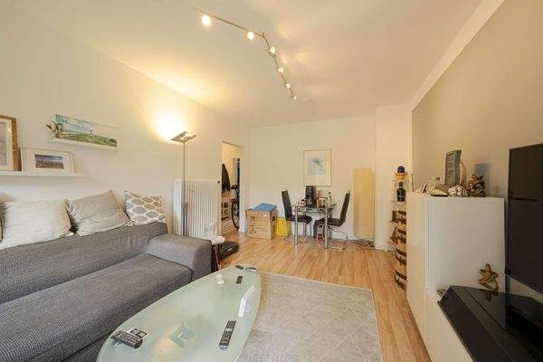 Wohnbereich mit Blick in Flur