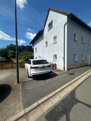 Vorderhaus mit Parkplatz