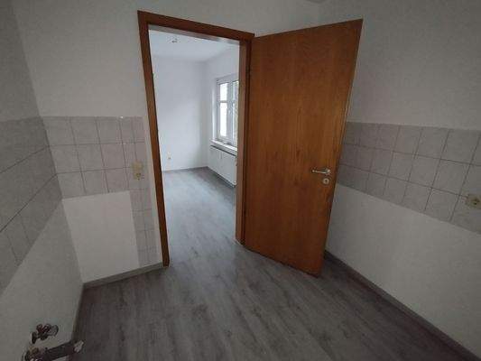 Leeres Zimmer mit Tür