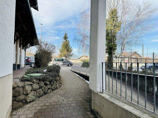 Weg auf der nördlichen Seite / Gebäudezugang