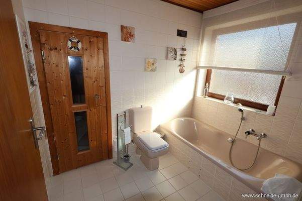 Badezimmer mit integrierter Sauna