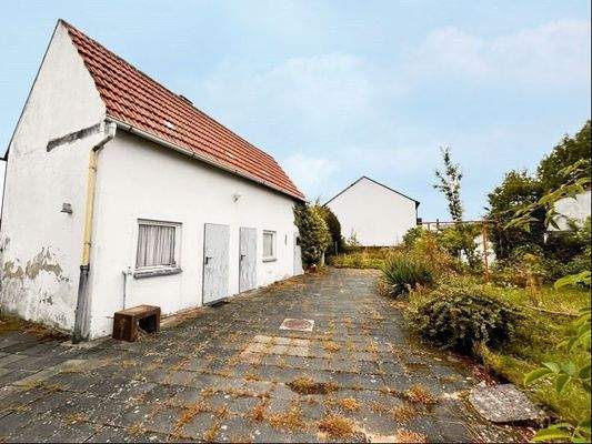 Hofansicht mit Nebengebäude