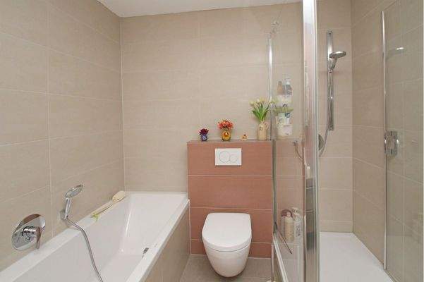 Blick in das hochwertige Badezimmer im Obergeschoss