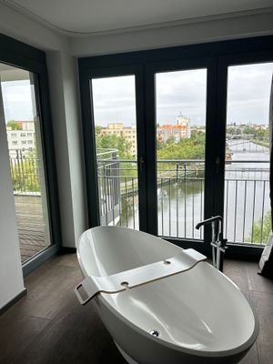 freistehende Badewanne mit Blick zur Spree