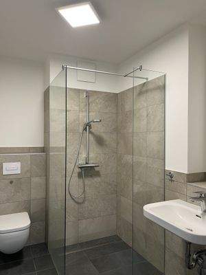 Badezimmer mit ebenerdiger Dusche