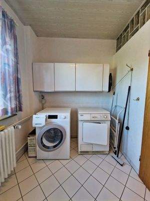 1.OG: Gäste-WC mit Hauswirtschaft