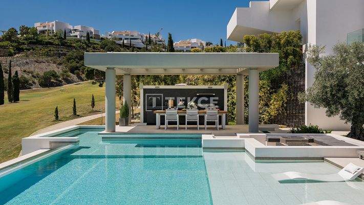 Golf View Villa with Designer Kitchen Near Beach in Benahavís