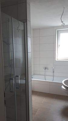 Bad mit Wanne und Dusche