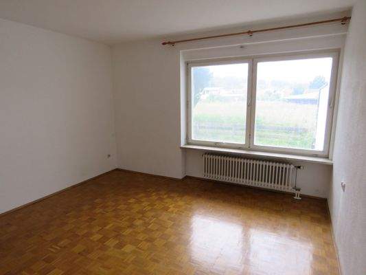 Schlafzimmer mit großem Fenster 