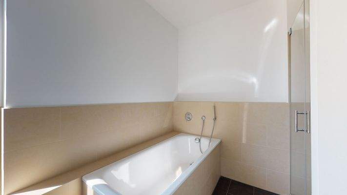 Bad mit Badewanne und Dusche