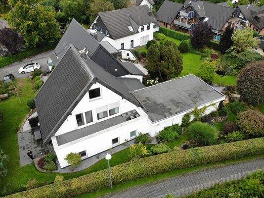 Luftaufnahme der Immobilie mit klar erkennbarer Grundstücksgröße und attraktiver Lage im Wohngebiet