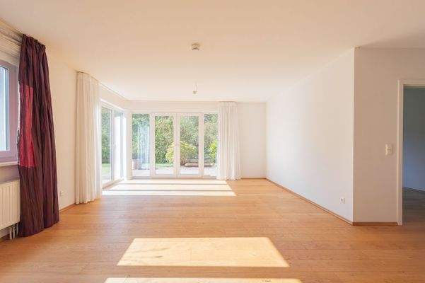 Wohnzimmer mit Austritt zur Terrasse