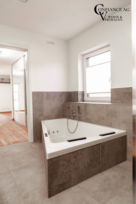 13. Whirlpool-Badewanne