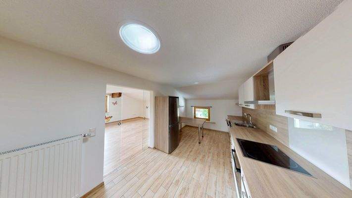 Küche mit Zugang zum Wohnzimmer