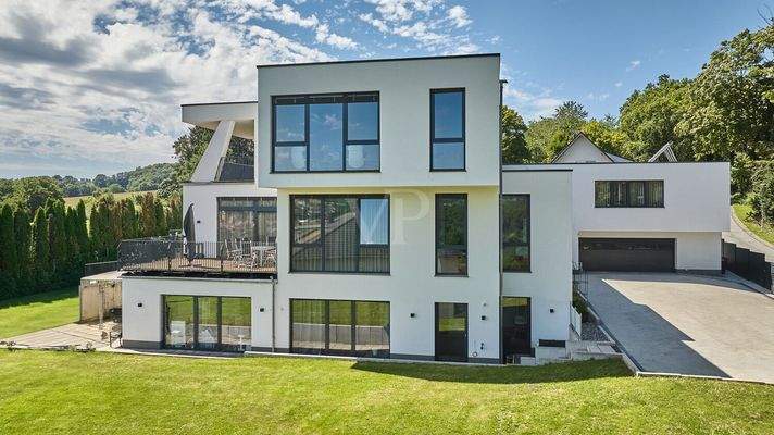 Wohnhaus & Garage & Innenhof