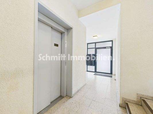 Hauseingang und Aufzug